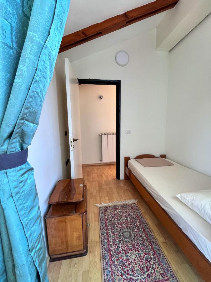 Blue Door Hostel Tirana Exterior foto